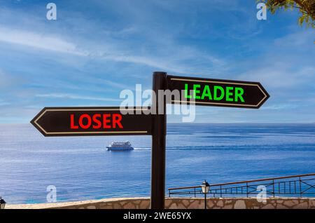 Symbol für Führungskraft oder Verlierer. Konzeptwort Leader oder Loser auf wunderschönem Wegweiser mit zwei Pfeilen. Wunderschöner blauer Meereshimmel mit Wolken Hintergrund. Unternehmen und Stockfoto