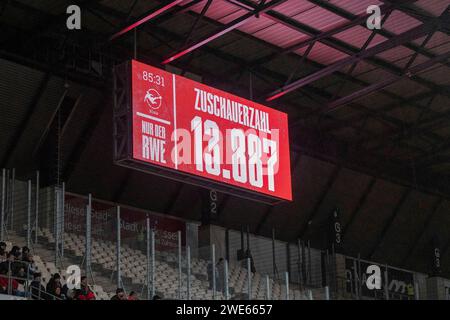 Essen, Deutschland. Januar 2024. Offiziell waren 13,887 Zuschauer im Stadion, GER Rot-Weiss Essen vs. FC Viktoria Köln, Fussball, 3. Liga, Spieltag 22, Saison 2023/2024, 23.01.2024 DFB/DFL-VORSCHRIFTEN VERBIETEN JEDE VERWENDUNG VON FOTOGRAFIEN ALS BILDSEQUENZEN UND/ODER QUASI-VIDEO, Foto: Eibner-Pressefoto/Fabian Friese Credit: dpa/Alamy Live News Stockfoto