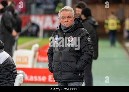 Essen, Deutschland. Januar 2024. OLAF Janssen (Viktoria Köln 1904, Cheftrainer) vor dem Spiel, GER Rot-Weiss Essen gegen FC Viktoria Köln, Fussball, 3. Liga, Spieltag 22, Saison 2023/2024, 23.01.2024 DFB/DFL-VORSCHRIFTEN VERBIETEN JEDE VERWENDUNG VON FOTOGRAFIEN ALS BILDSEQUENZEN UND/ODER QUASI-VIDEO, Foto: Eibner-Pressefoto/Fabian Friese Credit: dpa/Alamy Live News Stockfoto