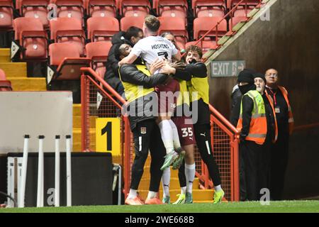 London, England. Januar 2024. Sam Hoskins aus Northampton Town feiert mit den Ersatzteilnehmern des Teams, nachdem er beim Spiel der Sky Bet EFL League One zwischen Charlton Athletic und Northampton Town einen Treffer erzielt hat. Kyle Andrews/Alamy Live News Stockfoto