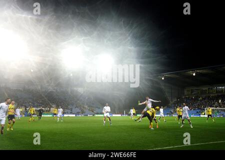 Greg Leigh von Oxford United und Corey O'Keeffe von Barnsley kämpfen um den Ball, wenn der Regen während des Spiels der Sky Bet League One im Kassam Stadium in Oxford auf das Feld fällt. Bilddatum: Dienstag, 23. Januar 2024. Stockfoto