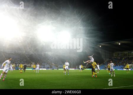 Greg Leigh von Oxford United und Corey O'Keeffe von Barnsley kämpfen um den Ball, wenn der Regen während des Spiels der Sky Bet League One im Kassam Stadium in Oxford auf das Feld fällt. Bilddatum: Dienstag, 23. Januar 2024. Stockfoto