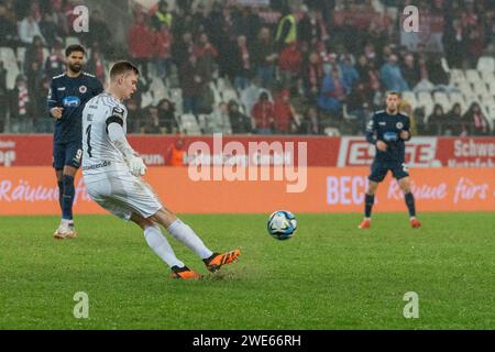 Essen, Deutschland. Januar 2024. Abstoss von Jakob Golz (Rot-Weiss Essen, #01), GER Rot-Weiss Essen gegen FC Viktoria Köln, Fussball, 3. Liga, Spieltag 22, Saison 2023/2024, 23.01.2024 DFB/DFL-VORSCHRIFTEN VERBIETEN JEDE VERWENDUNG VON FOTOGRAFIEN ALS BILDSEQUENZEN UND/ODER QUASI-VIDEO, Foto: Eibner-Pressefoto/Fabian Friese Credit: dpa/Alamy Live News Stockfoto