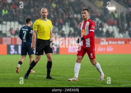 Essen, Deutschland. Januar 2024. Hauptschiedsrichter und Marvin Obuz (Rot-Weiss Essen, #11). GER Rot-Weiss Essen vs. FC Viktoria Köln, Fussball, 3. Liga, Spieltag 22, Saison 2023/2024, 23.01.2024 DFB/DFL-VORSCHRIFTEN VERBIETEN JEDE VERWENDUNG VON FOTOGRAFIEN ALS BILDSEQUENZEN UND/ODER QUASI-VIDEO, Foto: Eibner-Pressefoto/Fabian Friese Credit: dpa/Alamy Live News Stockfoto