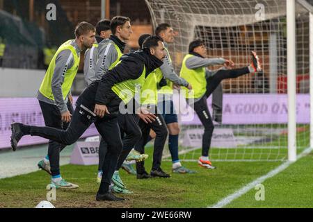 Essen, Deutschland. Januar 2024. Florian Braband (Viktoria Köln 1904, Leichtathletiktrainer) waermt die Auswechselspieler auf, GER Rot-Weiss Essen vs. FC Viktoria Köln, Fussball, 3. Liga, Spieltag 22, Saison 2023/2024, 23.01.2024 DFB/DFL-VORSCHRIFTEN VERBIETEN JEDE VERWENDUNG VON FOTOGRAFIEN ALS BILDSEQUENZEN UND/ODER QUASI-VIDEO, Foto: Eibner-Pressefoto/Fabian Friese Credit: dpa/Alamy Live News Stockfoto