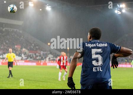 Essen, Deutschland. Januar 2024. Einwurf von Sidny Lopes Cabral (Viktoria Köln 1904, #05), GER Rot-Weiss Essen vs. FC Viktoria Köln, Fussball, 3. Liga, Spieltag 22, Saison 2023/2024, 23.01.2024 DFB/DFL-VORSCHRIFTEN VERBIETEN JEDE VERWENDUNG VON FOTOGRAFIEN ALS BILDSEQUENZEN UND/ODER QUASI-VIDEO, Foto: Eibner-Pressefoto/Fabian Friese Credit: dpa/Alamy Live News Stockfoto