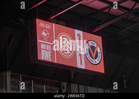 Essen, Deutschland. Januar 2024. 3:1 Endstand an der Hafenstraße, GER Rot-Weiss Essen vs. FC Viktoria Köln, Fussball, 3. Liga, Spieltag 22, Saison 2023/2024, 23.01.2024 DFB/DFL-VORSCHRIFTEN VERBIETEN JEDE VERWENDUNG VON FOTOGRAFIEN ALS BILDSEQUENZEN UND/ODER QUASI-VIDEO, Foto: Eibner-Pressefoto/Fabian Friese Credit: dpa/Alamy Live News Stockfoto