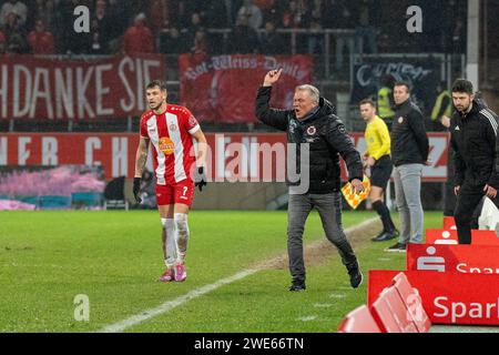 Essen, Deutschland. Januar 2024. OLAF Janssen (Viktoria Köln 1904, Cheftrainer) ist ausser sich, GER Rot-Weiss Essen gegen FC Viktoria Köln, Fussball, 3. Liga, Spieltag 22, Saison 2023/2024, 23.01.2024 DFB/DFL-VORSCHRIFTEN VERBIETEN JEDE VERWENDUNG VON FOTOGRAFIEN ALS BILDSEQUENZEN UND/ODER QUASI-VIDEO, Foto: Eibner-Pressefoto/Fabian Friese Credit: dpa/Alamy Live News Stockfoto