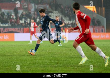 Essen, Deutschland. Januar 2024. Torschuss von Donny Bogicevic (Viktoria Köln 1904, #08), GER Rot-Weiss Essen gegen FC Viktoria Köln, Fussball, 3. Liga, Spieltag 22, Saison 2023/2024, 23.01.2024 DFB/DFL-VORSCHRIFTEN VERBIETEN JEDE VERWENDUNG VON FOTOGRAFIEN ALS BILDSEQUENZEN UND/ODER QUASI-VIDEO, Foto: Eibner-Pressefoto/Fabian Friese Credit: dpa/Alamy Live News Stockfoto