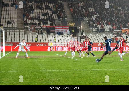 Essen, Deutschland. Januar 2024. Torchance für Sidny Lopes Cabral (Viktoria Köln 1904, #05), GER Rot-Weiss Essen gegen FC Viktoria Köln, Fussball, 3. Liga, Spieltag 22, Saison 2023/2024, 23.01.2024 DFB/DFL-VORSCHRIFTEN VERBIETEN JEDE VERWENDUNG VON FOTOGRAFIEN ALS BILDSEQUENZEN UND/ODER QUASI-VIDEO, Foto: Eibner-Pressefoto/Fabian Friese Credit: dpa/Alamy Live News Stockfoto