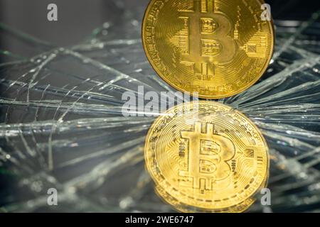 Bitcoin reflektiert in Glasbruch, Cryptocurrency Market Crash Konzept, Bitcoin schwächer, virtuelle Währungen Stockfoto
