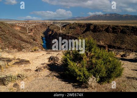 Die Rio Grande Gorge Bridge nördlich von Taos, New Mexico, zieht Besucher aus aller Welt an. Stockfoto