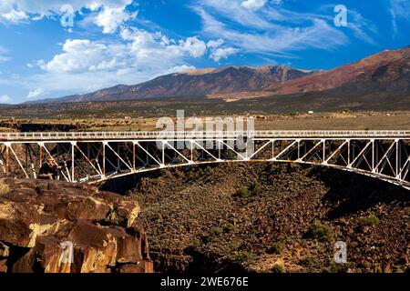 Die Rio Grande Gorge Bridge nördlich von Taos, New Mexico, zieht Besucher aus aller Welt an. Stockfoto