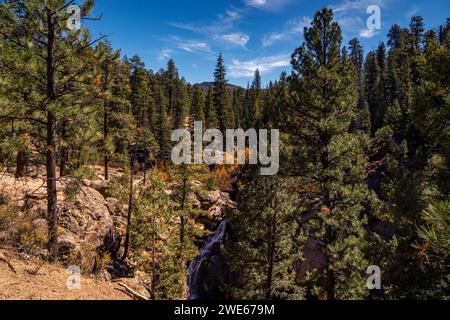 Wunderschöne Jemez Falls im Santa Fe National Forest von New Mexico. Stockfoto