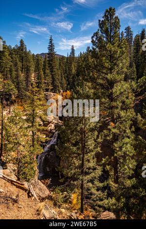 Wunderschöne Jemez Falls im Santa Fe National Forest von New Mexico. Stockfoto