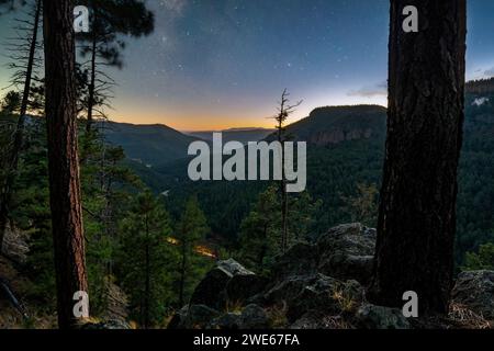 Sterne und Sonnenuntergang vom San Diego Canyon Overlook in New Mexico, Santa Fe National Forest. Stockfoto