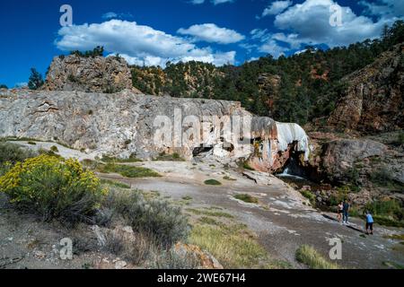 Touristen haben Fotos unter dem Soda Dam nördlich des Dorfes Jemez Springs., New Mexico, gemacht. Stockfoto