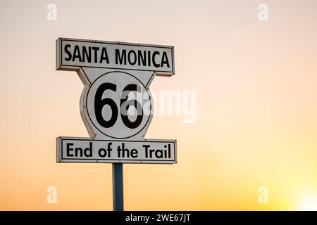 Santa Monica Route 66 „End of the Trail“-Schild am Santa Monica Pier in der Nähe von Los Angeles, Kalifornien Stockfoto