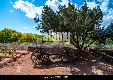 Ein alter Bauernwagen ist eine der vielen Ausstellungen im Jemez Pueblo's Walatowa Visitor Center, 40 Meilen nordwestlich von Albuquerque, New Mexico. Stockfoto