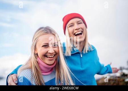 Lächelnde Freunde genießen im Winter unter dem Himmel Stockfoto