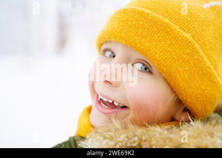 Glücklicher Junge mit gelbem Strickmütze Stockfoto