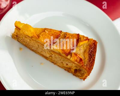 Auf runden Tellern ein kleines Stück frischer, weicher Apfelkuchen mit zarter, knuspriger Kruste Stockfoto
