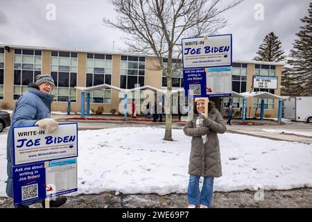 MANCHESTER, NEW HAMPSHIRE - 23. JANUAR: Die Wähler begeben sich am Dienstag, 23. Januar 2024 in die Wahlstation der McDonough School in Manchester, New Hampshire. In New Hampshire spielt am Dienstag Nikki Haley, der letzte große GOP-Herausforderer, der zwischen dem ehemaligen Präsidenten Donald Trump und der GOP-Nominierung steht. (Foto: Michael Nigro) Credit: SIPA USA/Alamy Live News Stockfoto