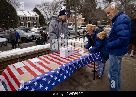 MANCHESTER, NEW HAMPSHIRE - 23. JANUAR: Die Wähler begeben sich am Dienstag, 23. Januar 2024 in die Wahlstation der Webster School in Manchester, New Hampshire. In New Hampshire spielt am Dienstag Nikki Haley, der letzte große GOP-Herausforderer, der zwischen dem ehemaligen Präsidenten Donald Trump und der GOP-Nominierung steht. (Foto: Michael Nigro) Credit: SIPA USA/Alamy Live News Stockfoto