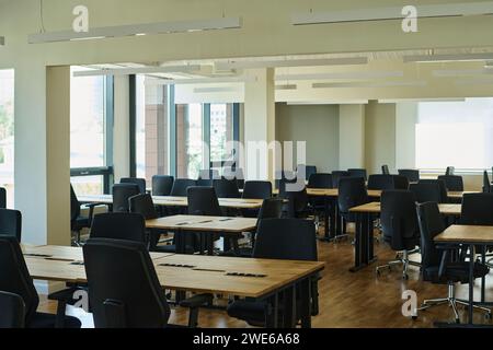 Leeres Büro mit Schreibtischen und Stühlen Stockfoto