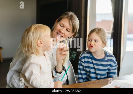 Frau, die Freizeit mit Töchtern zu Hause verbringt Stockfoto