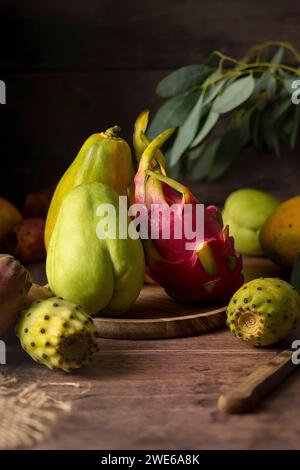 Exotische Früchte - Chayote, Drachenfrucht, Kaktusfrucht, Mango Stockfoto