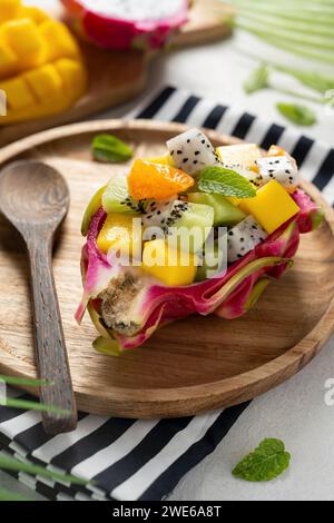 Exotischer Obstsalat in Drachenfruchtschüssel Stockfoto