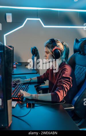 Professioneller Gamer, der Videospiele am Computer spielt Stockfoto