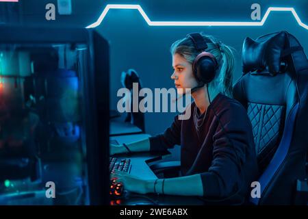 Gamer mit Headset, der Spiele am Computer spielt Stockfoto