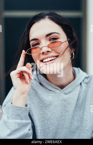 Glücklich schöne Frau mit Sonnenbrille Stockfoto