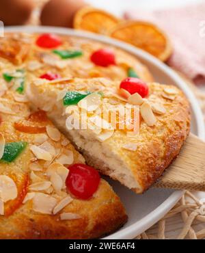 Coca de Sant Joan – traditioneller San Juan-Kuchen, der den Beginn des Sommers feiert Stockfoto