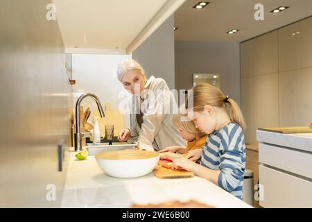 Familie die Zubereitung von Speisen in der Küche zu Hause. Stockfoto