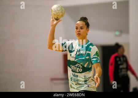 Oviedo, Spanien, 23. Januar 2024: Der Atticgo BM-Spieler. Elche, Zaira Benitez (15) mit dem Ball während der zweiten Phase der XLV Copa de S.M. tritt die Königin in Lobas Global ATAC Oviedo und Atticgo BM ein. Elche, am 23. Januar 2024 im Florida Arena Municipal Sports Center in Oviedo, Spanien. Quelle: Alberto Brevers / Alamy Live News. Stockfoto