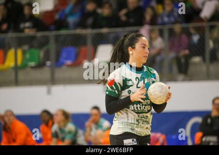 Oviedo, Spanien, 23. Januar 2024: Der Atticgo BM-Spieler. Elche, Paola Bernabe (27) mit dem Ball während der zweiten Phase der XLV Copa de S.M. tritt die Königin in Lobas Global ATAC Oviedo und Atticgo BM ein. Elche, am 23. Januar 2024 im Florida Arena Municipal Sports Center in Oviedo, Spanien. Quelle: Alberto Brevers / Alamy Live News. Stockfoto