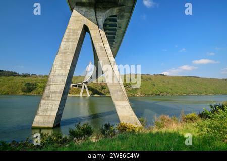 Frankreich, Bretagne, Brücke über den Fluss Aulne Stockfoto