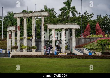 Surabaya, Indonesien--2. März 2023. Touristen besuchen den Helden Monument Park, der zur Feier der indonesischen Unabhängigkeit entworfen wurde. Stockfoto
