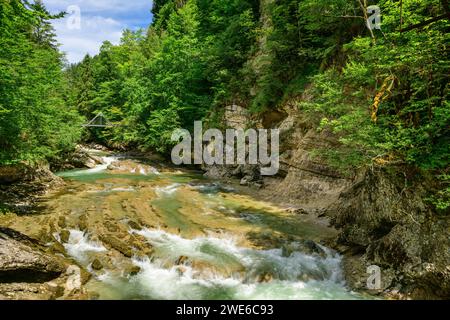 Österreich, Tirol, Brandenberger Ache, die im Sommer durch die Tiefenbachschlucht fließt Stockfoto