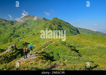 Österreich, Tirol, Mann und Frau wandern Richtung Gilfert Stockfoto