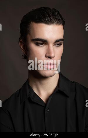 Nachdenklicher Mann vor schwarzem Hintergrund Stockfoto