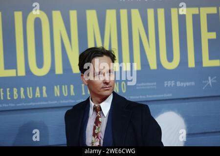 23.01.2024, Berlin, Tom Schilling besucht am 23. Januar 2024 die Weltpremiere „EINE Million MINUTEN“ im Zoo Palast in Berlin. Regie: Christopher Doll Stockfoto