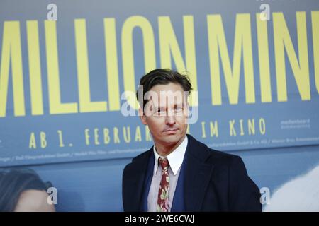 23.01.2024, Berlin, Tom Schilling besucht am 23. Januar 2024 die Weltpremiere „EINE Million MINUTEN“ im Zoo Palast in Berlin. Regie: Christopher Doll Stockfoto