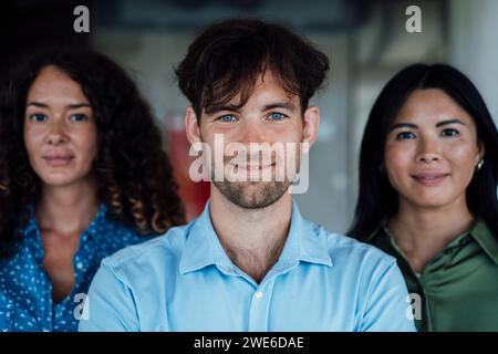 Selbstbewusste multirassische Geschäftskollegen im Büro Stockfoto