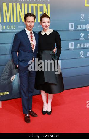 23.01.2024, Berlin, Deutschland, Tom Schilling und Karoline Herfurth besuchen die Weltpremiere „EINE MILLION MINUTEN“ im Zoo Palast am 23. Januar 2024 in Berlin. Regie: Christopher Doll Stockfoto