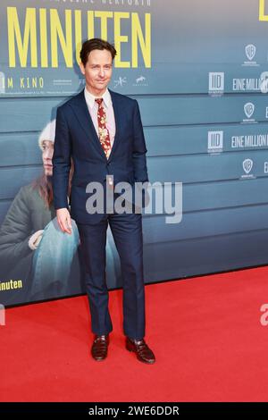 23.01.2024, Berlin, Tom Schilling besucht am 23. Januar 2024 die Weltpremiere „EINE Million MINUTEN“ im Zoo Palast in Berlin. Regie: Christopher Doll Stockfoto