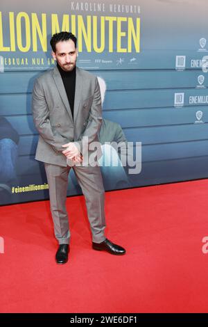 23.01.2024, Berlin, Deutschland, Hassan Akkouch besucht die Weltpremiere „EINE MILLION MINUTEN“ im Zoo Palast am 23. Januar 2024 in Berlin. Regie: Christopher Doll Stockfoto